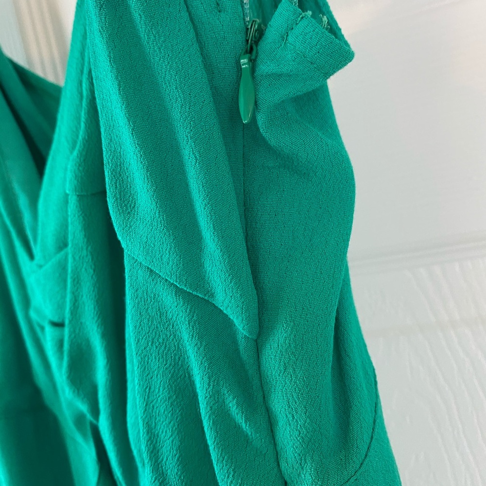 NWT! Green jumpsuit with cutout in front - Picture 5 of 10